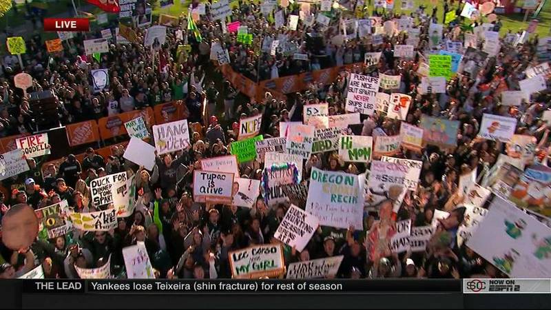 Illustration for article titled "I'm White": Your East Lansing College GameDay Sign Roundup